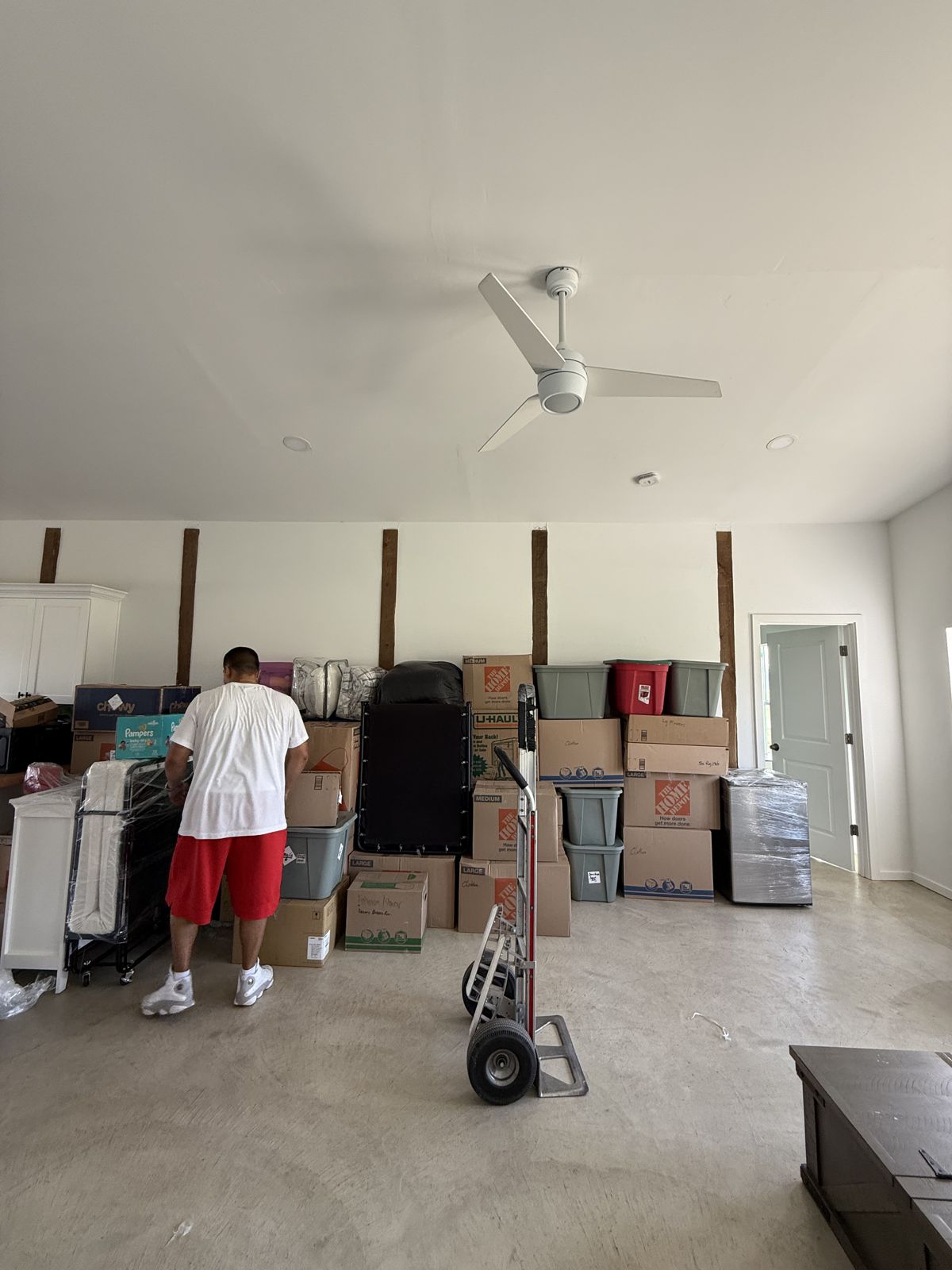 Apartment building exterior for Dallas-Fort Worth apartment moving services